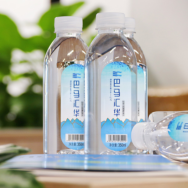 “巴马金年会”饮用天然泉水.jpg